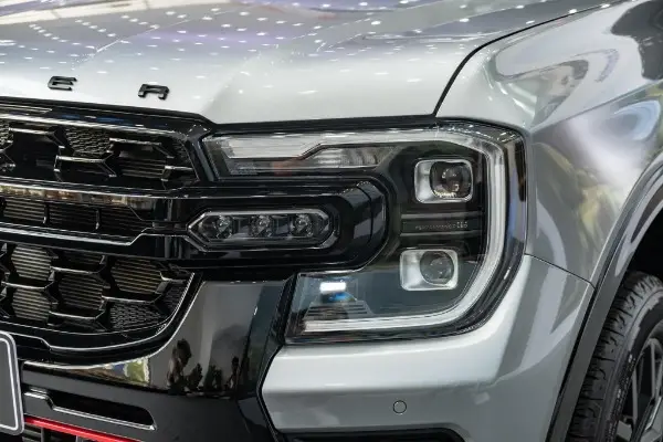 Ford Ranger màu bạc